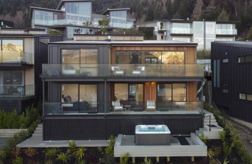 Queenstown Villa | Highview Hideaway - hot tub with lake views