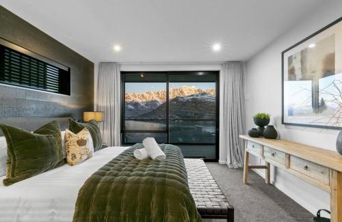 Queenstown Villa | Highview Hideaway - hot tub with lake views