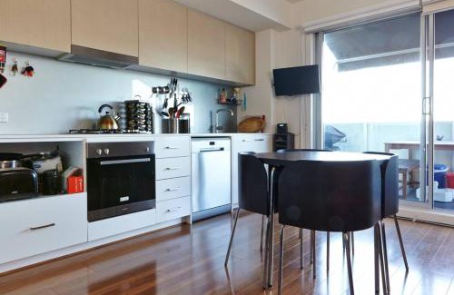 Northcote Apartment | Highview on High St - A Family-Friendly Balcony Retreat