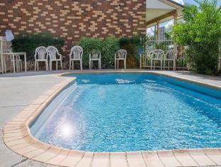 Hay Hotel | Comfortable Highway Inn Motel with Pool and Hot Tub Access