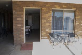 Hay Hotel | Comfortable Highway Inn Motel with Pool and Hot Tub Access