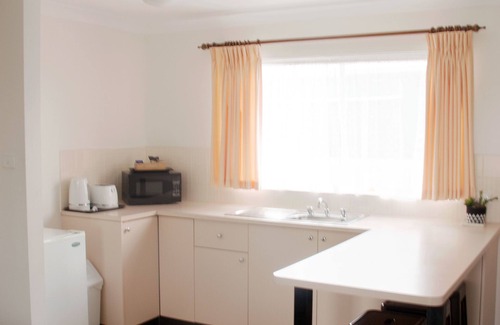 Hay Hotel | Highway Inn Motel: 4-Star Stay with Pool & Family Amenities