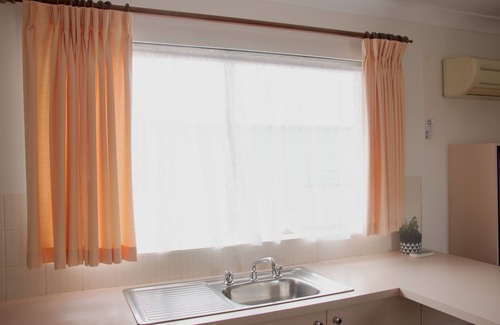 Hay Hotel | Highway Inn Motel: 4-Star Stay with Pool & Family Amenities
