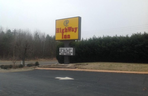 Mocksville Hotel | Cozy HighWay Inn: Pet-Friendly Stay with Breakfast & Hot Tub