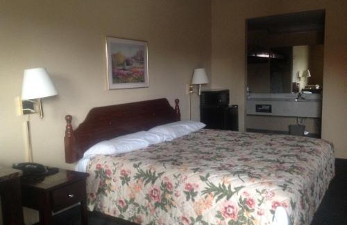 Mocksville Hotel | Cozy HighWay Inn: Pet-Friendly Stay with Breakfast & Hot Tub