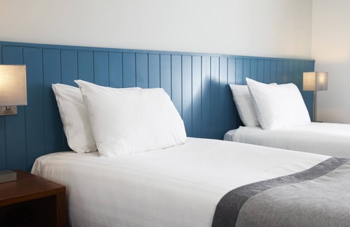 Dunstable Hotel | Comfortable Stay at Highwayman Hotel with Pool & Breakfast