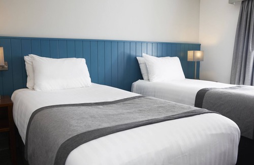 Dunstable Hotel | Comfortable Stay at Highwayman Hotel with Pool & Breakfast