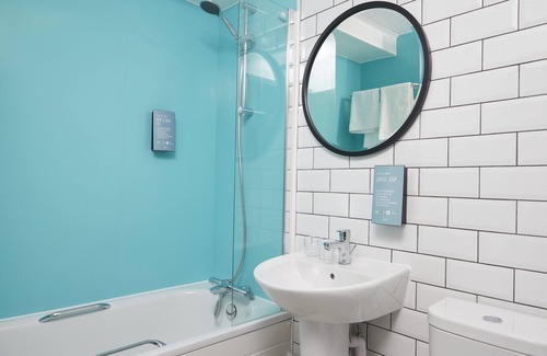 Dunstable Hotel | Comfortable Stay at Highwayman Hotel with Pool & Breakfast