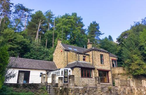 Hoylandswaine House | Pet-Friendly Highwood Lodge with Hot Tub & Fireplace
