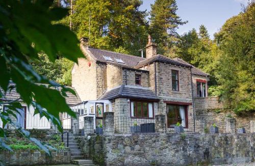 Hoylandswaine House | Pet-Friendly Highwood Lodge with Hot Tub & Fireplace