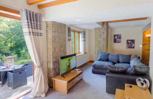 Hoylandswaine House | Pet-Friendly Highwood Lodge with Hot Tub & Fireplace