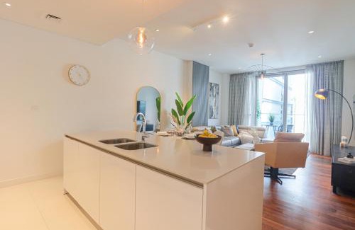 Al Wasl Apartment | Premier Retreat at HiGuests: Pool & Balcony in CityWalk