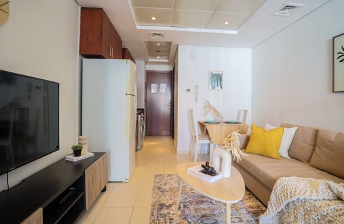 Jumeirah Lake Towers Apartment | Relax at HiGuests: Lake View with Pool & Ocean Access