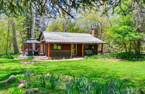Christopher Creek House | Inviting Creekside Payson Cabin with Private Deck Retreat