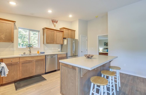 Oakridge Cottage | Hike, Bike & Ski: Oakridge Home ~ 3 Mi to Trails!