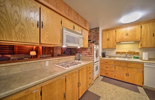 Trinity Center Cabin | Inviting Trinity Center Cabin with Deck & Spa Amenities