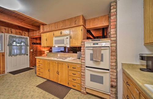 Trinity Center Cabin | Inviting Trinity Center Cabin with Deck & Spa Amenities