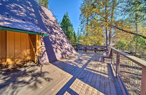 Trinity Center Cottage | Cozy Trinity Center Cabin with Deck & Ocean View