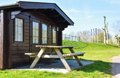 Maurik Apartment | Cozy Hikers' Cabin Studio with Kitchen and Spa Amenities