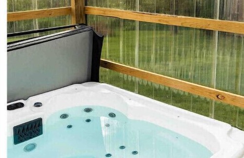 Creola House | Explore Hiker’s Hideaway at Hocking Hills: Spa & Hot Tub