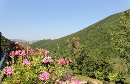 Monterosso Apartment | Explore Nature and Recreation at Cottage 'La Terra' in Le Marche