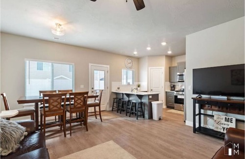 Enoch House | Explore Trails and Skiing with Pet-Friendly Amenities