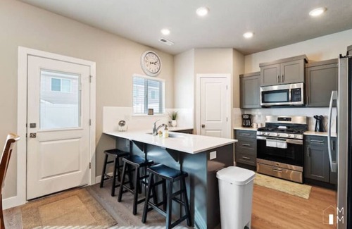 Enoch House | Explore Trails and Skiing with Pet-Friendly Amenities