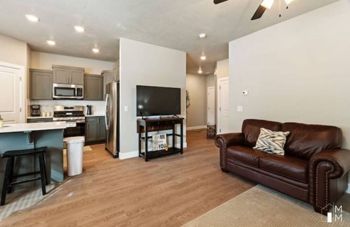 Enoch House | Explore Trails and Skiing with Pet-Friendly Amenities