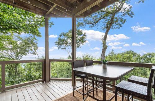 Mountain Air Apartment | Guest Rated 10/10: Pet-Friendly Condo with Balcony Access