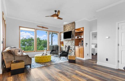 Mountain Air Apartment | Guest Rated 10/10: Pet-Friendly Condo with Balcony Access