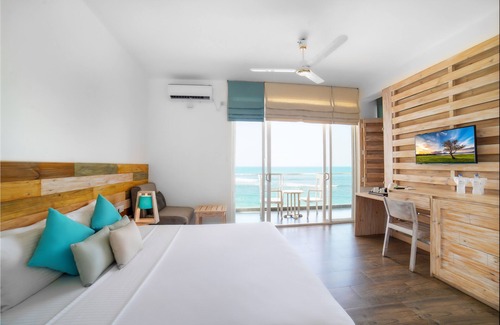 Hikkaduwa Hotel | Beachfront Hikkaduwa Hotel with Pool & Family Amenities