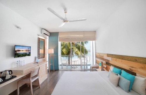 Hikkaduwa Hotel | Beachfront Hikkaduwa Hotel with Pool & Family Amenities