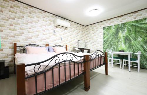 Kashiwa House | Budget-Friendly Hilda Inn: Family Amenities & Kitchen Access