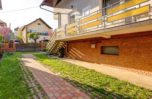 Heviz House | Cozy Hilda Vendégház Hévíz with Kitchen & Accessibility