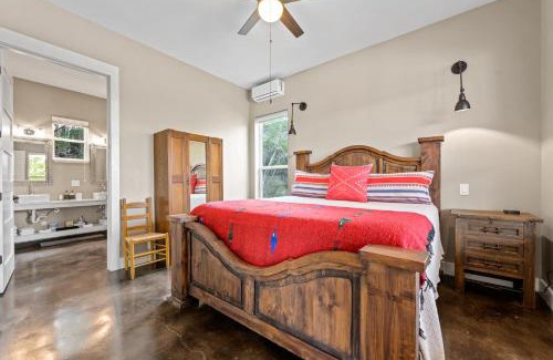Dripping Springs House | Pet-Friendly Hill Country Casitas with Top Guest Ratings