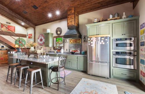 Fredericksburg House | Hill Country Guest House - Rustic getaway