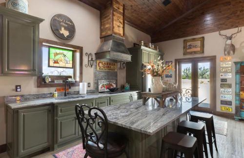 Fredericksburg House | Hill Country Guest House - Rustic getaway