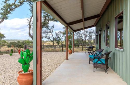 Fredericksburg House | Hill Country Guest House - Rustic getaway