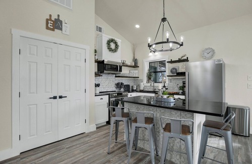 Fredericksburg House | Inviting Hill Country Hideaway with Fire Pit and Hot Tub