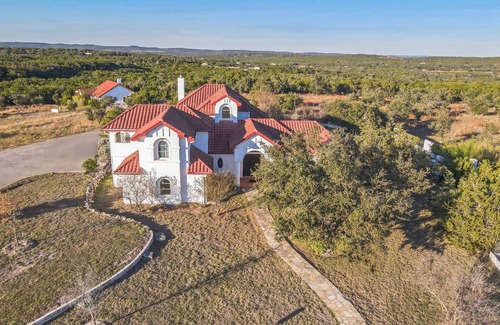 Austin House | Hill Country Mansion with Pool, Spa & 10/10 Guest Rating