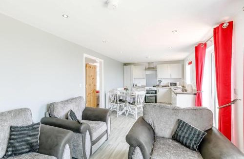 Gainsborough House | Guest Rated: Hill Crest Lodge 9.7/10 with Hot Tub & Family Amenities