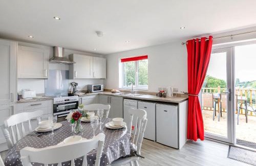 Gainsborough House | Guest Rated: Hill Crest Lodge 9.7/10 with Hot Tub & Family Amenities