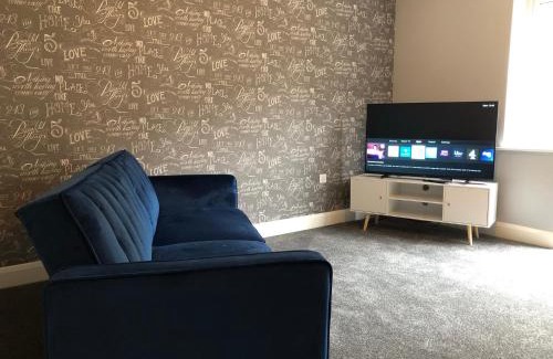 Brierley Hill House | Ideal Hill House Near Merry Hill for Families & Contractors