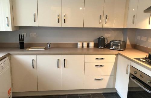 Brierley Hill House | Ideal Hill House Near Merry Hill for Families & Contractors