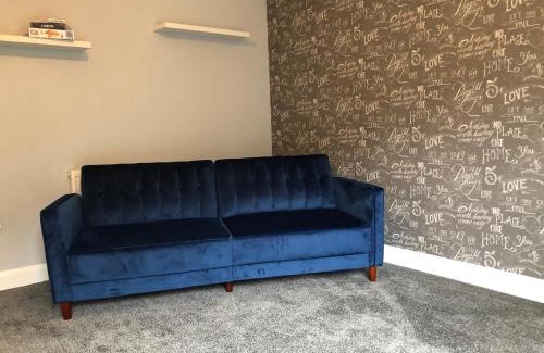 Brierley Hill House | Ideal Hill House Near Merry Hill for Families & Contractors