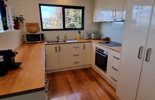 West Hobart House | Hill House Hobart - Guest Rated 10/10 with Scenic City Views