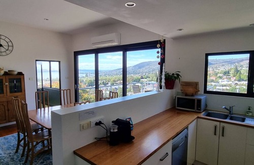 West Hobart House | Hill House Hobart - Guest Rated 10/10 with Scenic City Views