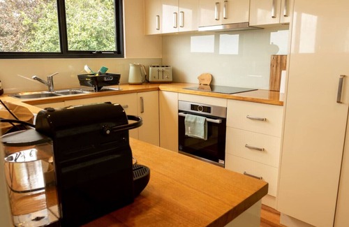 West Hobart House | Hill House Hobart - Guest Rated 10/10 with Scenic City Views
