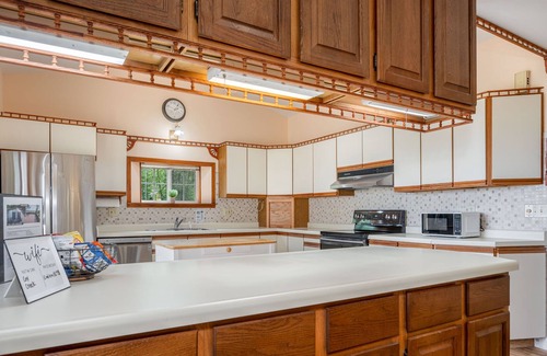 Hill City Cabin | Lakefront Getaway: Hill Lake Hideaway Cabin with Breakfast