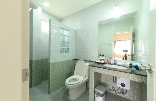 Hang Dong House | Relaxing Retreat at Hill Lake Villa - Family-Friendly Escape